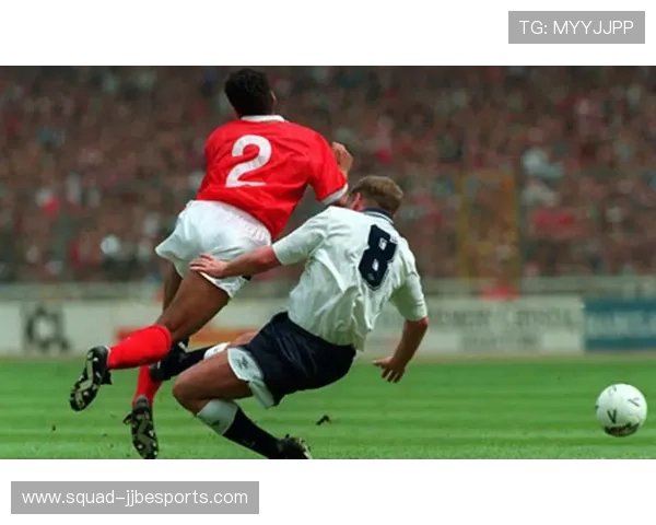 足球星兄弟背影同行展现兄弟情深与梦想共舞的力量